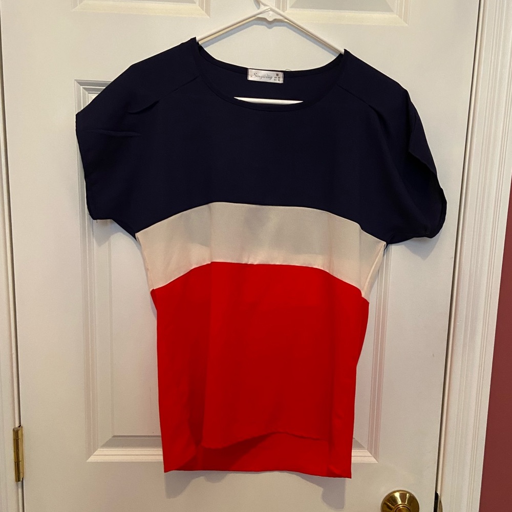 ✨5/$15✨ T-shirt